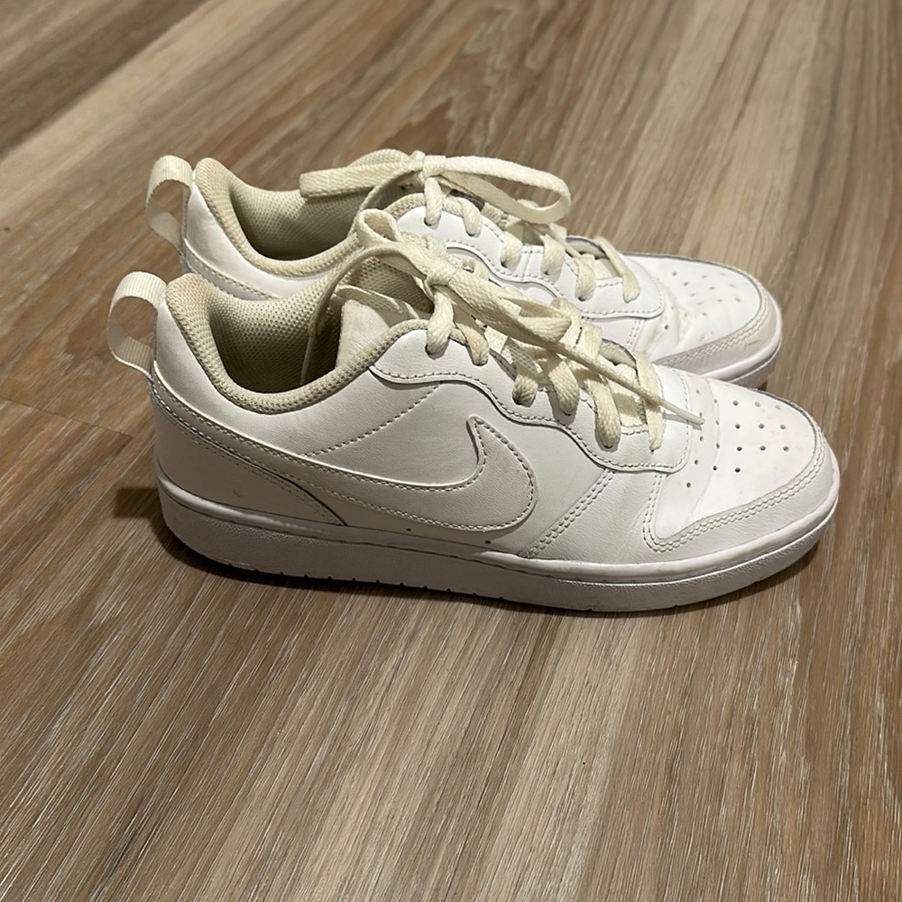 Women’s court Nike white sneakers size 7(5Y)